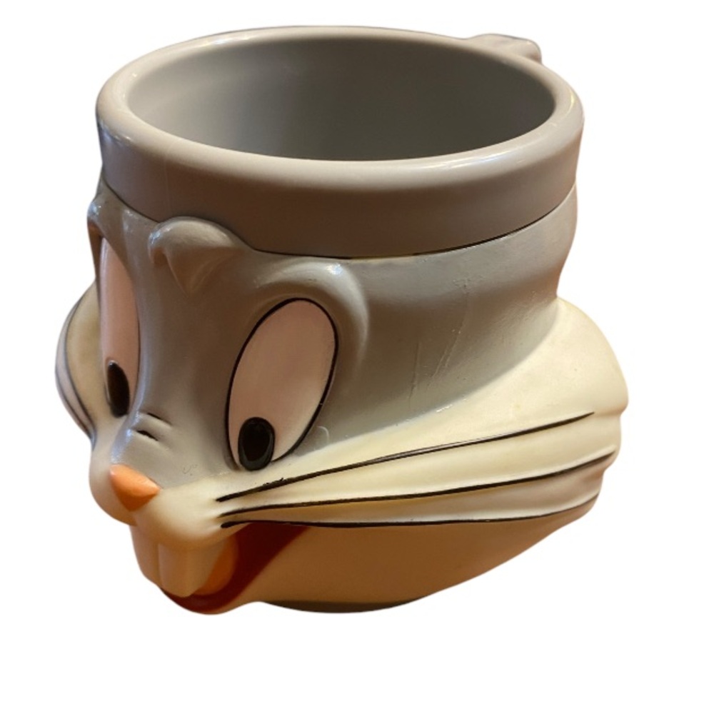 Warner Brothers 1992 Bugs Bunny coffee mug.